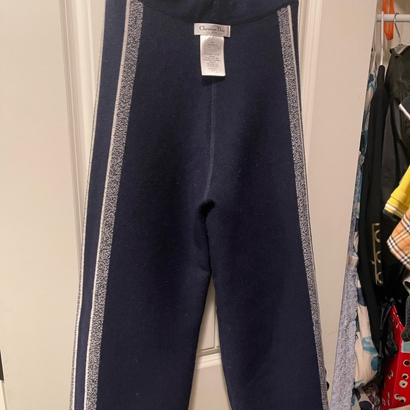 Dior pant 97% cashmere can be worn on 2 sides
Size 4us for waist 70cm - Picture 7 of 7